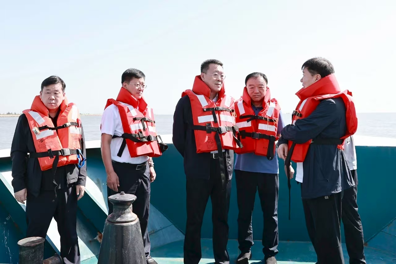 邢鹏调研海洋生态环境保护和近岸海域水质监测工作