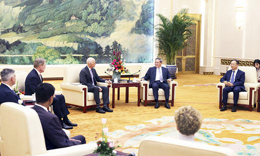 李强会见美国国会众议员代表团...