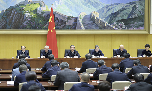 李强主持召开国务院第十一次全体会议 深入...
